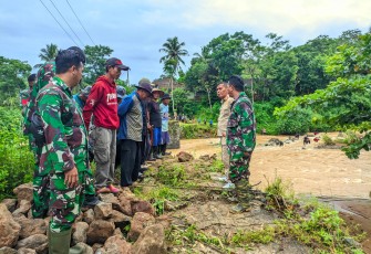 TNI–Rakyat Bersinergi Bangun Jembatan Gantung Penghubung Dua Kecamatan di Sukabumi