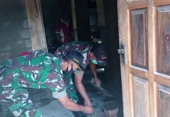 Babinsa Koramil 0801/05 Nawangan Bantu Renovasi Rumah Warga