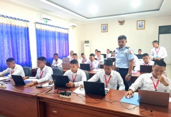 22 Orang Casis TNI AU saat Ikuti Tes Psikologi di Lanud RSA Natuna di ruang rapat Mako Lanud RSA Natuna Kecamatan Bunguran Timur Kabupaten Natuna, Selasa (5/8/2025).