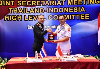 Kapuskersin Laksma TNI Donny Suharto saat penyerahaan cindera mata bersama Lt. Gen. Chumpot Nurakatte, Director of Department of Border Affair Royal Thai Armed Forces (RTARF).