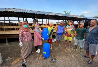 Tim Pengabdian kepada Masyarakat UKSW dan UNW saat melakukan penyerahan komposter untuk masyarakat di Desa Gogik di kaki Gunung Ungaran.