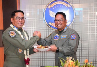 Tradisi Peluit penyambutan yang digelar di Gerbang Utama Mako Puspenerbal