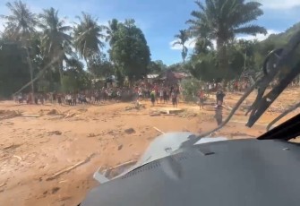 Unsur Helikopter Wing Udara 1 As 565 Mbe Panther Turunkan Bantuan Kemanusiaan di Tapanuli Tengah