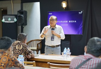 Vice President Corporate Communication PT Telkom, Andri Herawan Sasoko saat memberikan pemaparan 7 program kerja 100 hari direksi Telkom bersama  awak media di acara Silaturrahmi Telkom dan Media bertema Business Update di Bale Nusa, Pakubuwono, Jakarta, Jumat (2006).