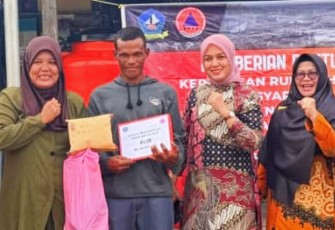 Wabup Deby saat Serahkan Bantuan Rp49 Juta ke Korban Bencana Rumah Roboh di Desa Pengudang