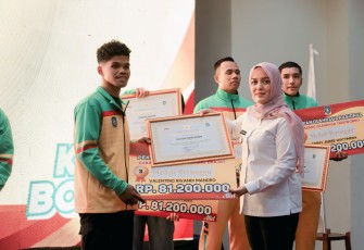 Wakil Bupati Bintan Deby Maryanti saat penyerahan bonus kepada para atlet dan pelatih peraih medali pada Pekan Olahraga Nasional (PON) XXI Aceh-Sumut tahun 2024 lalu.