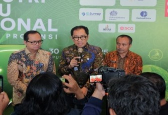 Wakil Menteri Perindustrian Faisol Riza pada pembukaan Forum Industri Hijau 2025 di Bandung, Rabu (304).
