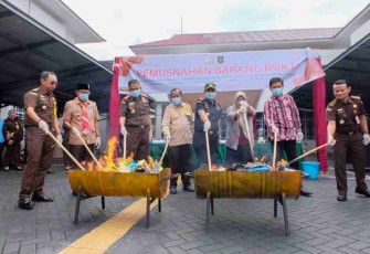 Wakil Wali Kota Tanjungpinang, Raja Ariza, ikut memusnahkan barang bukti bersama Kepala Kejari Rachmad Surya Lubis, Kepala BNN Kota Tanjungpinang Kombes Pol Abdul Hafidz, Staf Ahli Bidang Kemasyarakatan dan SDM Muhammad Yatim, serta jajaran Kejari.