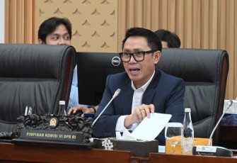 Wakil Ketua Komisi VI DPR RI, Eko Hendro Purnomo saat memimpin Rapat Dengar Pendapat Umum Komisi VI DPR RI dengan para Mantan Pramugari Garuda Indonesia di Gedung Nusantara I, DPR RI, Senayan, Jakarta, Selasa (18/2/2025)