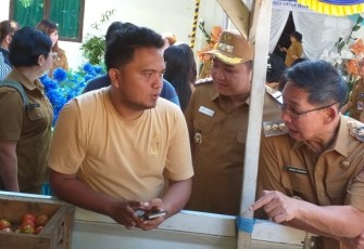 Wali Kota Bitung, Hengky Honandar dengan di dampingi Wakil Walikota Randito Maringka saat berbincang dengan masyarakat di lokasi operasi pasar di kantor camat Matuari
