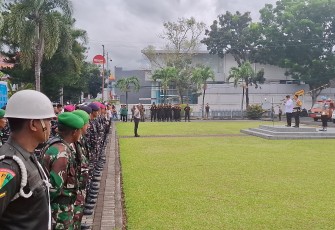 Walikota Bitung dan Kapolres Bitung saat memimpin apel gelar apel pasukan operasi lilin 2025