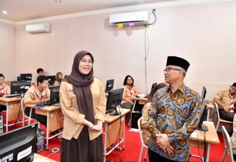 Wamen Atip saat melakukan pemantauan langsung ke satuan pendidikan di Jakarta.