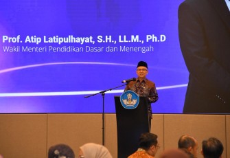 Wamendikdasmen, Atip Latipulhayat, saat membuka Rapat Koordinasi (Rakor) Badan Standar Kurikulum dan Asesmen Pendidikan (BSKAP) tahun 2025, di Bekasi, Kamis (18/12).