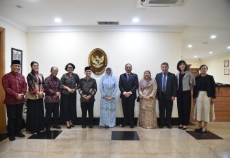 Wamendikdasmen, Atip Latipulhayat saat menerima kunjungan kerja Presiden Dewan Southeast Asian Ministers of Education Organization (SEAMEO) periode 2025 - 2027, Romaizah Binti Muhammad Saleh, pada 2 - 5 Desember 2025. 