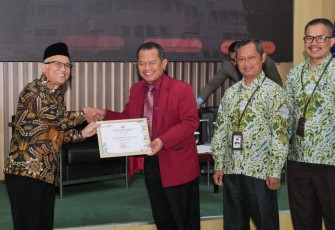 Wamendikdasmen, Atip Latipulhayat, menjadi pembicara kunci dalam kuliah umum yang bertajuk “Deep Learning dalam Pendidikan Era Digital” yang diselenggarakan di Auditorium Fakultas Ilmu Pendidikan, Universitas Pendidikan Indonesia (UPI), pada Senin (17/2).