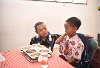 Wamendikdasmen saat meninjau pelaksanaan Program Makan Bergizi Gratis (MBG) di sekolah-sekolah dasar penerima manfaat. 