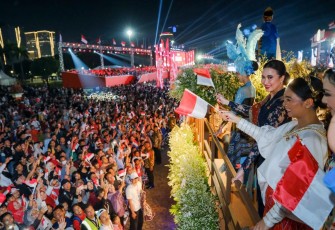 Wakil Menteri Pariwisata Ni Luh Puspa dalam Pesta Rakyat yang menjadi bagian dari rangkaian Karnaval Kemerdekaan ke-80 Republik Indonesia, Minggu malam.