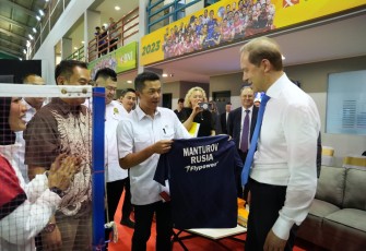 Wamenpora RI Taufik Hidayat saat menerima kunjungan Wakil Perdana Menteri Pertama Rusia Denis Manturov ke tempat Pelatnas Persatuan Bulutangkis Seluruh Indonesia (PBSI), Cipayung, Jakarta, Senin, (14/4) sore.