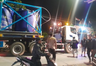 Warga Mendenrejo Kecamatan Kradenan menghentikan armada pengangkut peralatan pengeboran sumur Eksplorasi Migas Darajingga di Dukuh Nglaren Desa Mendenrejo.