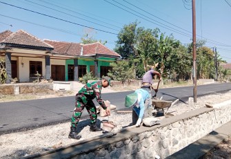 Babinsa Kodim Ponorogo Ikut Kerja Bakti Perbaikan Saluran Irigasi