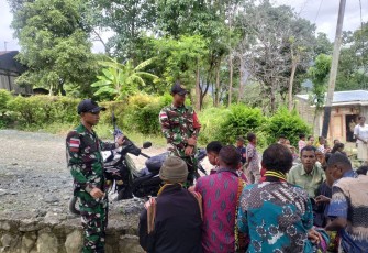 Satgas Pamtas RI-RDTL Sektor Barat Yonarhanud 15/DBY saat kegiatan pembinaan wawasan kebangsaan di Dusun Oebinose, Desa Tasinifu, Kecamatan Mutis, Kabupaten Timor Tengah Utara (TTU), Nusa Tenggara Timur (NTT).