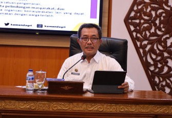 Kepala BSKDN Yusharto Huntoyungo saat memberikan arahan kepada jajaran Pemerintah Provinsi Jambi, Forkopimda, serta perwakilan masyarakat di Rumah Dinas Gubernur Jambi pada Rabu, 10 September 2025.