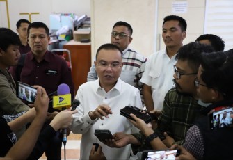 Wakil Ketua DPR RI Sufmi Dasco Ahmad saat memberikan keterangan pers di Jakarta, Jum'at (7/2)