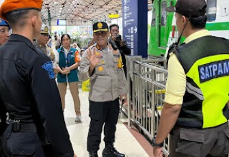 Kapolres Madiun Kota AKBP Agus Dwi Suryanto memberikan pengarahan di stasiun Madiun, Sabtu (5/4)