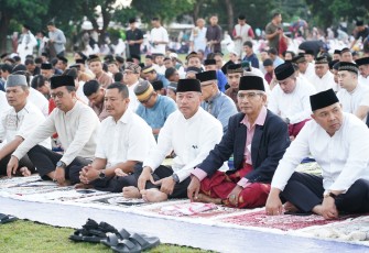 Pangdam IX/Udayana Shalat Idul Adha Bersama Ribuan Umat Islam di Denpasar 