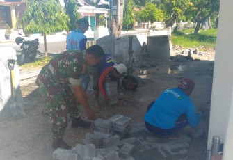 Babinsa Kodim Ponorogo Bantu Warga Pasang Paving