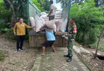 Babinsa Desa Plumpungrejo Bersama PPL Kawal Penyaluran Pupuk Bersubsidi untuk Gapoktan