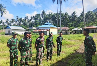 Personel satgas TMMD Ke-123 Kodim 1310/Bitung saat mengikuti apel pagi rutin