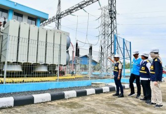 Menteri Bahlil saat pengecekan gardu listrik 