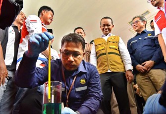 Menteri Bahlil saat mengecek kualitas BBM di SPBU wilayah Kota Baubau Sultra, Minggu (9/3)