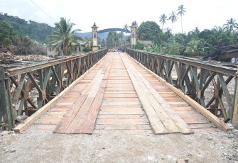 Yonzipur I/DD Rampungkan Pemasangan Jembatan Bailey di Anggoli