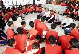 Menteri Sosial Saifullah Yusuf (Gus Ipul) menegaskan bahwa disiplin adalah fondasi utama untuk meraih kesuksesan. Pesan tersebut ia sampaikan di hadapan para siswa Sekolah Rakyat Menengah Atas (SRMA) 17 Surakarta yang berlokasi di Sentra Terpadu Prof. Soeharso Surakarta, Minggu (20/7/2025)