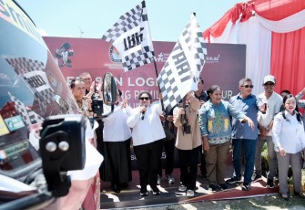 Wakil Menteri Dalam Negeri (Wamendagri) Ribka Haluk secara resmi melepas distribusi logistik Pemungutan Suara Ulang (PSU) Pemilihan Gubernur dan Wakil Gubernur Papua hasil tindak lanjut dari Putusan Mahkamah Konstitusi (MK), di Ex Terminal Entrop, Kota Jayapura, Papua, Senin (4/8/2025)