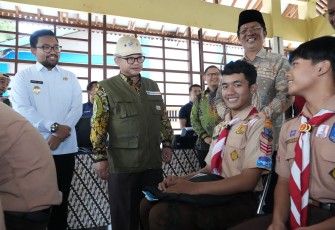 Menteri Pendidikan Dasar dan Menengah (Mendikdasmen), Abdul Mu'ti, melakukan pemantauan langsung pelaksanaan Sistem Penerimaan Murid Baru (SPMB) Tahun Ajaran 2025/2026 di Kabupaten Nganjuk, Jawa Timur, pada Sabtu (21/6)