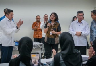 Sekretaris Kabinet (Seskab) Teddy Indra Wijaya meninjau langsung pelaksanaan Program Magang Nasional di salah satu perusahaan besar swasta, PT Denso Indonesia, Kabupaten Bekasi, Jawa Barat