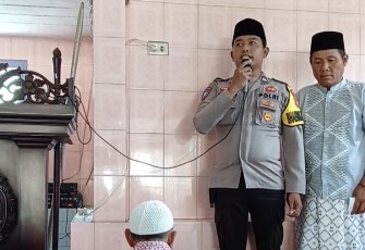 Anggota Kepolisian Kanit Binmas dan para Bhabinkamtibmas Polsek Belitang III memberikan himbauan kepada seluruh para warga masyarakat yang akan melaksanakan ibadah berjama'ah salat Jum'at di seluruh Masjid yang berada di wilayah Hukum Polsek Belitang III, Polres Oku Timur, Jum'at (31/01/2025)