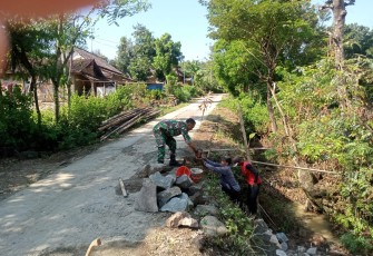 Kebersamaan Babinsa Koramil Kendal Bersama Warga Gotong Royong Bangun Talud