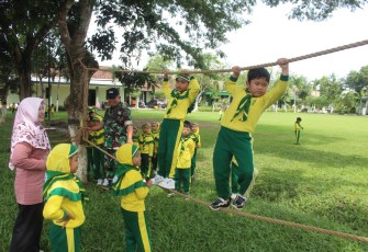 TK Aisyiyah 1 Surodakan Antusias Ikuti Wawasan Kebangsaan dan Outbound di Makodim 0806/Trenggalek