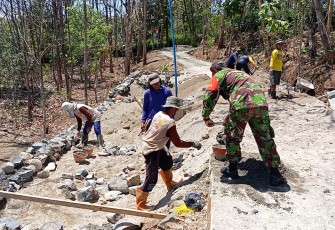 Serka Dwi Setiyanto hari ini melaksanakan kerja bakti bersama warga Dukuh Ngrejang Desa Serag Kecamatan Pulung Kabupaten Ponorogo, Jumat (18/04/2025)