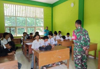 Bintara Pembina Desa (Babinsa) Koramil 0801/03 Arjosari Serda Feby memberikan Wawasan Kebangsaan (Wasbang) kepada siswa-siswi SMK Kikil Arjosari, berlokasi Di Desa Arjosari, Kecamatan Arjosari, Kabupaten Pacitan, Senin (03/03/2025)