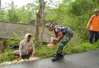Babinsa Koramil 0801/08 Tulakan  Gotong Royong Perbaiki Jalan