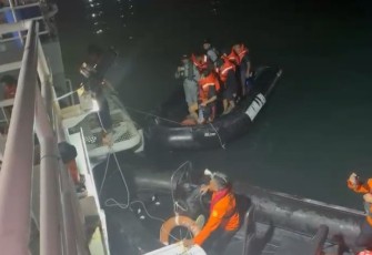 Bakamla RI saat Evakuasi 12 Kru Kapal Terbakar di Perairan Banten