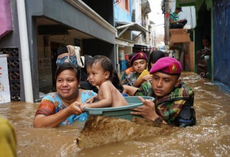 TNI AL Terjunkan Prajuritnya Untuk Evakuasi Warga Terdampak Banjir di Wilayah Jabodetabek 