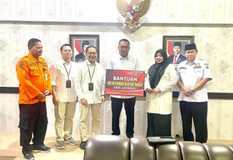 Bank Jatim Salurkan Donasi Untuk Korban Banjir Bandang Situbondo