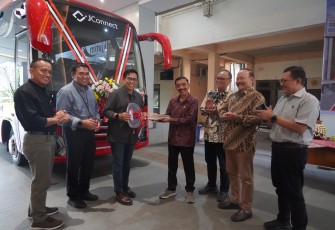 Bank Jatim saat Serahkan Satu Unit Armada Bus Ke Untag Surabaya