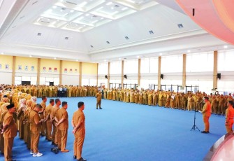 Bupati Bintan Roby Kurniawan SPWK saat pimpin apel perdana di Aula Kantor Bupati Bintan